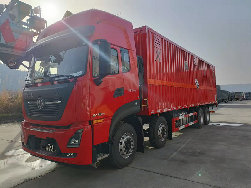 國六東風(fēng)天龍前四后八9.6米危險品廂式車發(fā)往江西宜春。